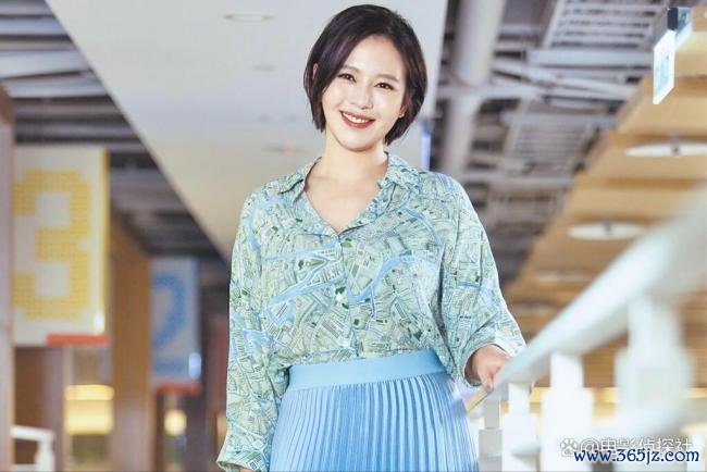 刘品言挺孕肚主握电影节 最强孕妈主握东说念主